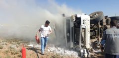 واژگونی و آتش سوزی تریلی در محور ارتباطی نورآباد به نهاوند