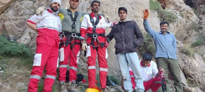 نجات گردشگر گرفتار شده در ارتفاعات گرین