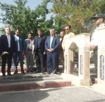 غبار روبی و عطر افشانی گلزار شهدا با حضور مسئولین دستگاه قضایی شهرستان