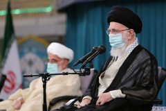 رهبر انقلاب با دانش آموزان دیدار کردند