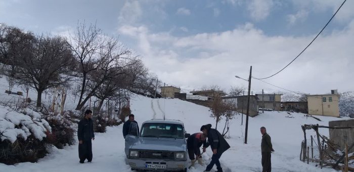 گرفتار شدن نیروهای قسمت برق شهرستان دلفان در برف