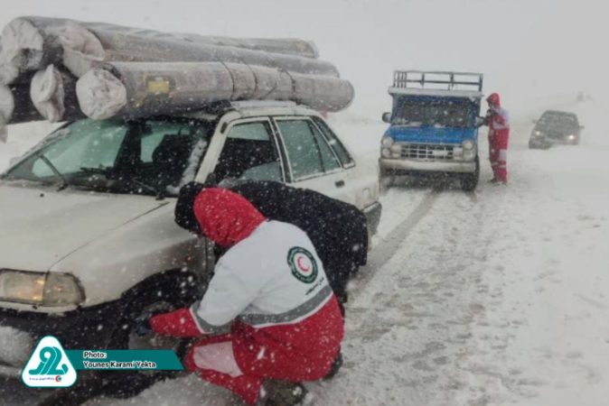 امداد رسانی به خودروهای گرفتار در برف