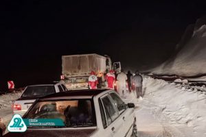 امداد رسانی هلال احمر به مسافران گرفتار در برف
