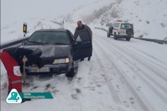 امداد رسانی به خودروهای گرفتار در برف