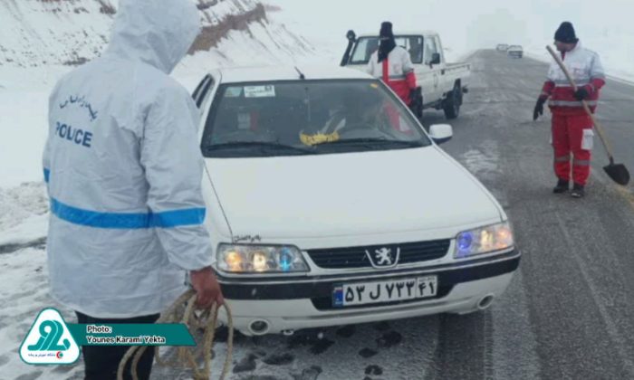 امداد رسانی به خودروهای سواری گرفتار در برف