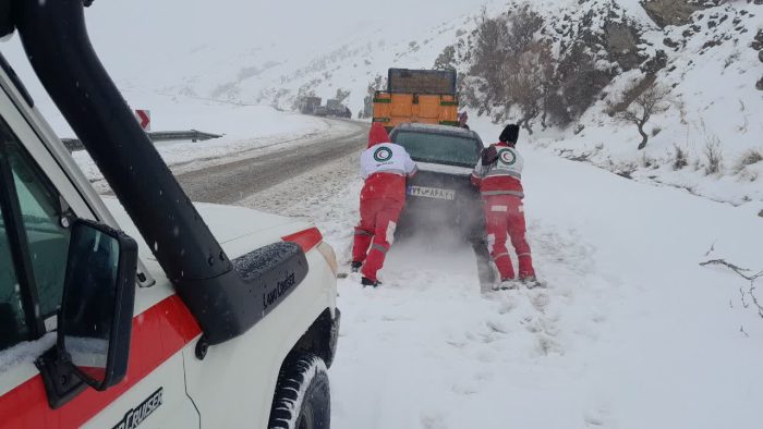 تداوم امداد رسانی به خودروهای گرفتار در برف